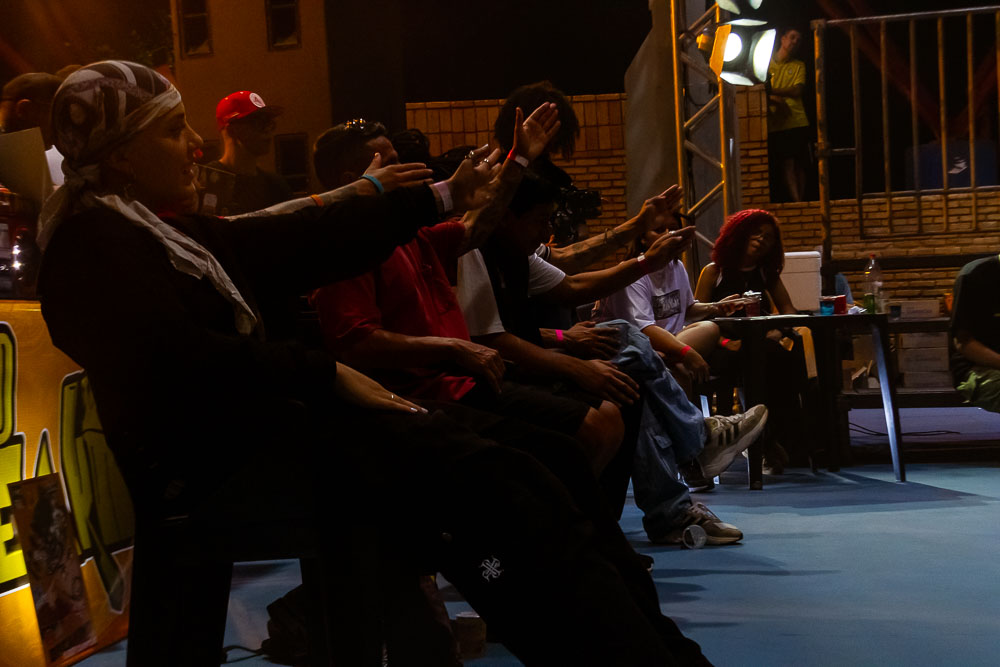 (11.nov.23) - Jurados e Juradas acenavam com a mão na direção do campeão ou campeã de cada batalha. Foto: Aly Freitas