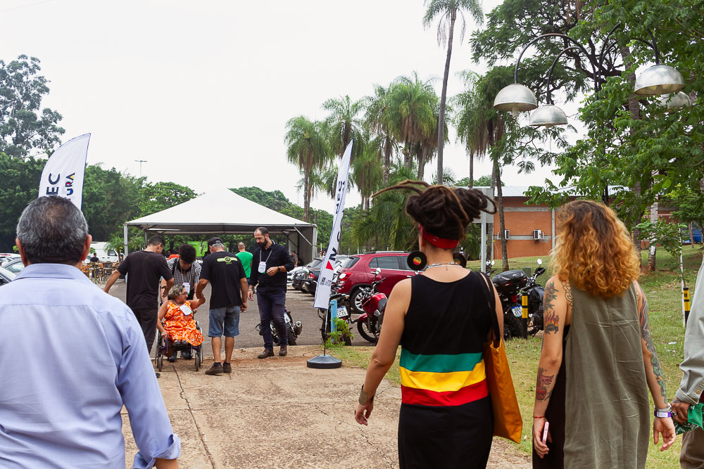 (21.nov.23) - Participantes ajudam Mirela a se livar de calçada deteriorada que interrompeu sua locomoção na saída do Tetaro Glauce Rocha, em Campo Grande (MS). Foto: Tero Queiroz