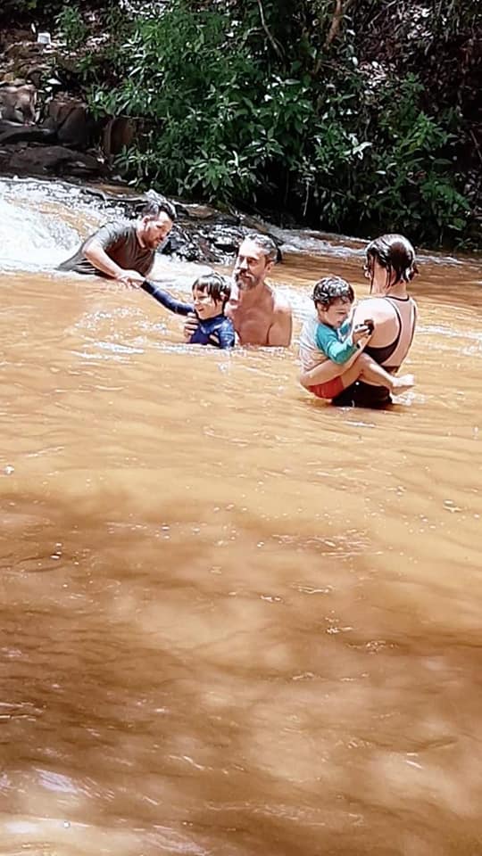 Nero, os filhos e a esposa durante banho de rio na Furna do Dionísio, no Distrito de Rochedinho (MS). Foto: Redes 