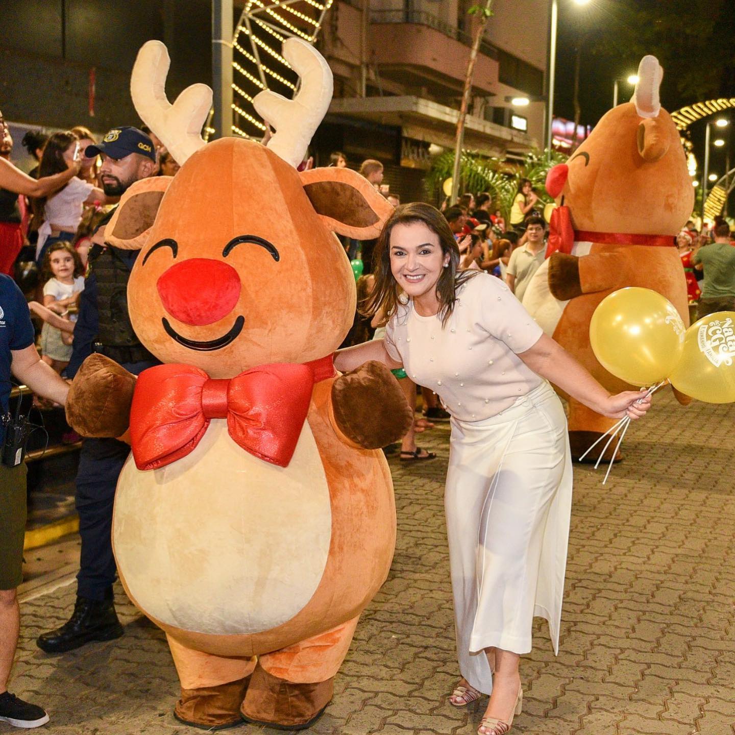 A prefeita Adriane Lopes ao lado das renas de Natal, onde investiu grande parte dos recursos culturais da cidade. Foto: Reprodução