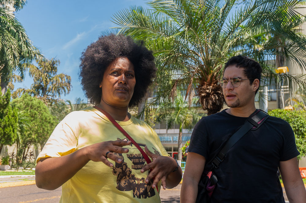 (11.dez.23) - Romilda Pizani conversa com agentes culturais pouco após a reunião em que a prefeita assumiu ser caloteira do orçamento cultural. Foto: Tero Queiroz