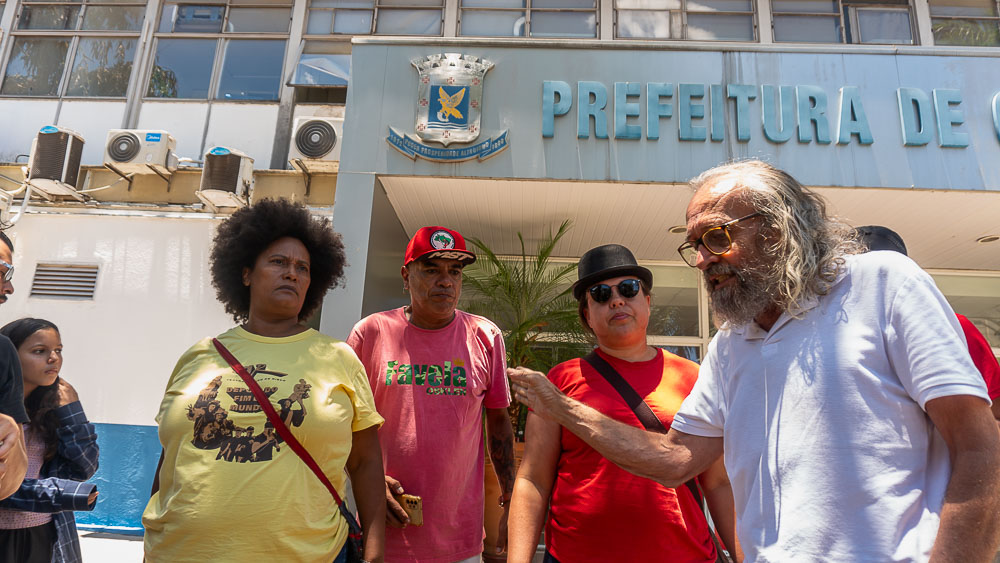 (11.dez.23) - A terceira integrante a participar da reunião com Adriane Lopes, foi Fernanda Kunzler (de chapeú e óculos preto), representante do Teatro campo-grandense. Foto: Tero Queiroz