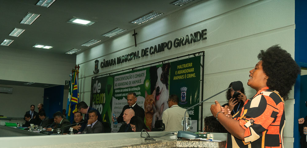 (14.dez.23) - Romilda Pizani fala na tribuna da Câmara dos Vereadores de Campo Grande sobre a situação dos editais culturais da Capital sul-mato-grossense. Foto: Tero Queiroz 