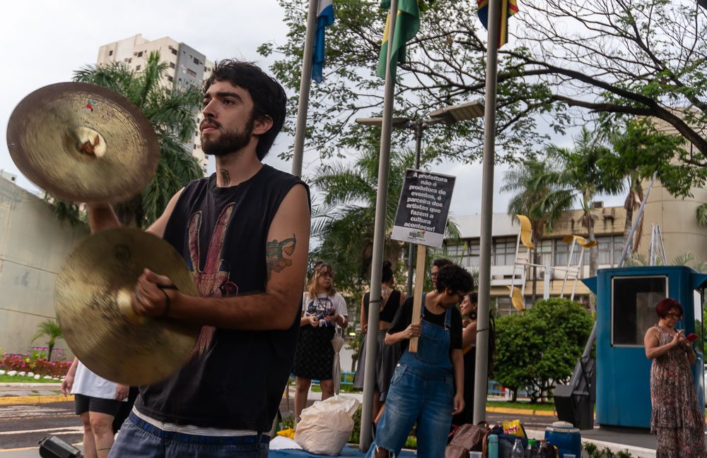 (15.dez.23) - Usando instrumentos musicais, Sal protestou da prefeitura até a 14 de Julho contra o calote da prefeita a cultura cmapo-grandense. Foto: Tero Queiroz 