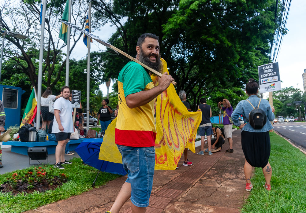 (15.dez.23) - Diego Manciba em frente a prefeitura durante protesto ao calote de Adriane Lopes no orçamento cultural. Foto: Tero Queiroz