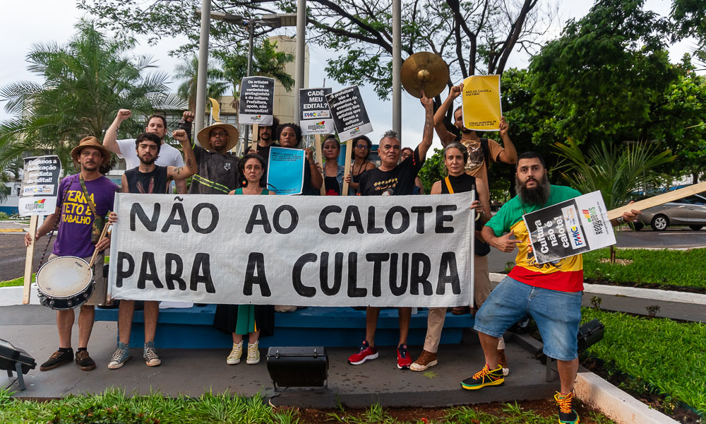 (15.dez.23) - Parte dos agentes culturais que manifestaram-se no 4º ato contra o calote de Adriane Lopes a cultura. Foto: Tero Queiroz 