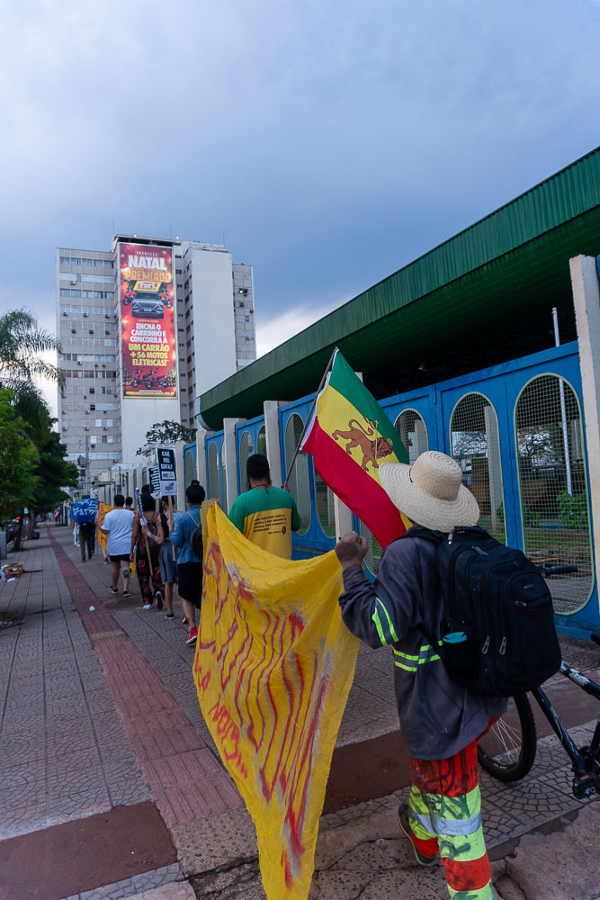 (15.dez.23) - Manifestantes fizeram trajeto da prefeitura a 14 de Julho segurando cartazes e faixas e protesto ao calote de Adriane Lopes no orçamento cultural de Campo Grande. Foto: Tero Queiroz 