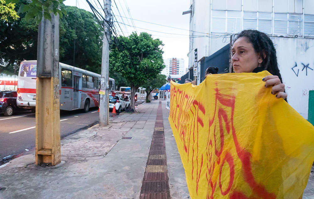 (15.dez.23) - Boli Boli segura faixa com protesto ao calote da prefeita de Campo Grande, Adriane Lopes, no orçamento cultural. Foto: Tero Queiroz 