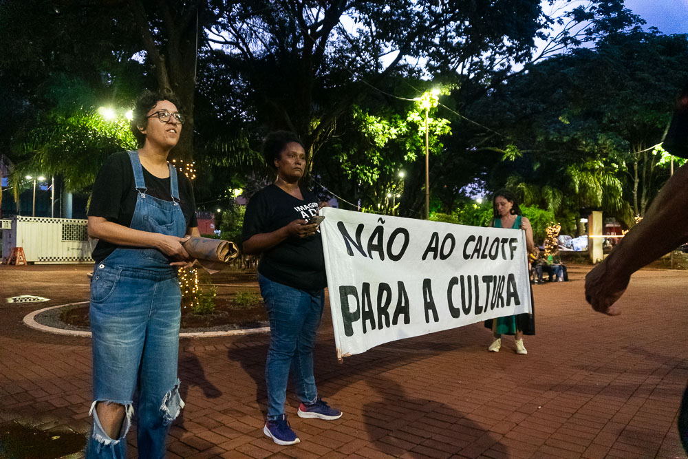 (15.dez.23) - Romilda Pizani segura cartaz em manifesto ao calote de Adriane Lopes nos editais culturais de Campo Grande. Foto: Tero Queiroz 