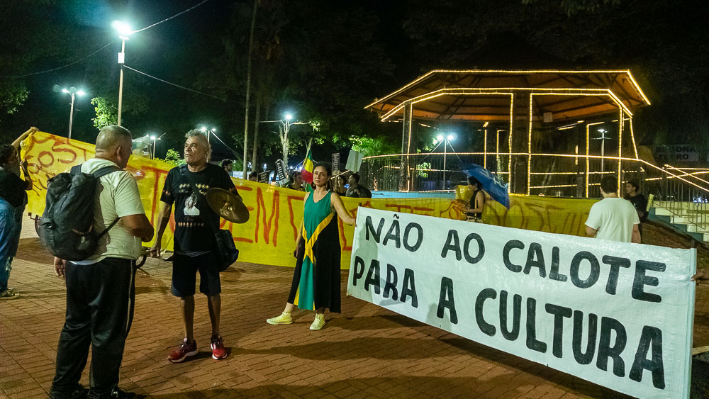 (15.dez.23) - Manifestantes explicaram a populares motivação do manifesto contrário ao calote no orçamento cultural. Foto: Tero Queiroz