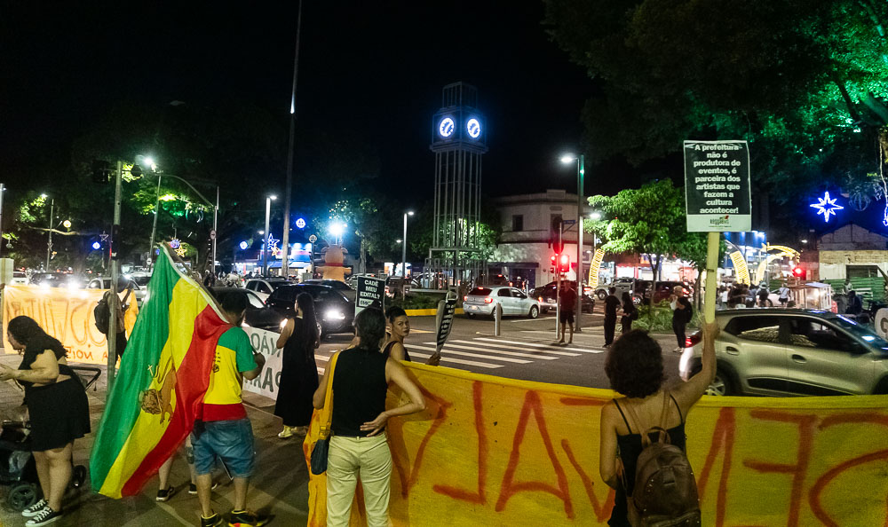 (15.dez.23) - Grupo seguiu pela 14 de Julho, de encontro ao bonecos que integram a parada natalina. Manifestação não atrapalhou a passagem dos bonecos, apenas seguiu até próximo de encontrá-los. Foto: Tero Queiroz 