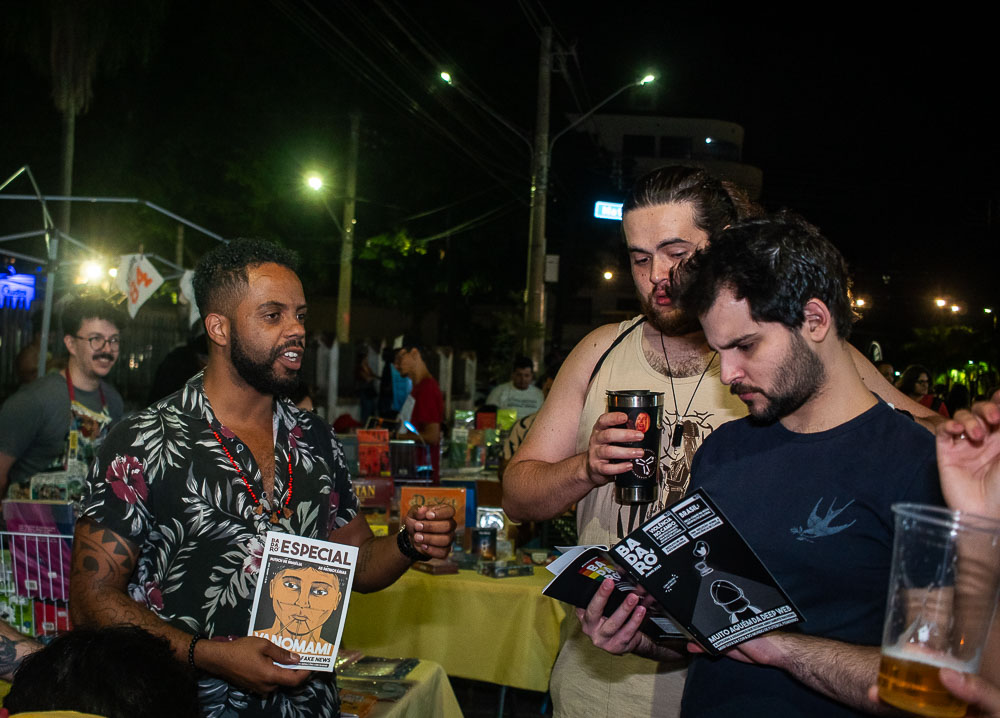 Clientes analisam material imprenso da Revista Badaró durante feira na Capital de MS. Foto: Tero Queiroz 