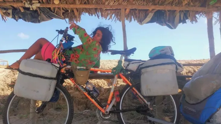 Julieta levou arte para diversos municípios brasileiros usando sua bicicleta, meio de transporte que será usado por manifestantes em sua homenagem. Foto: Arquivo | Redes 