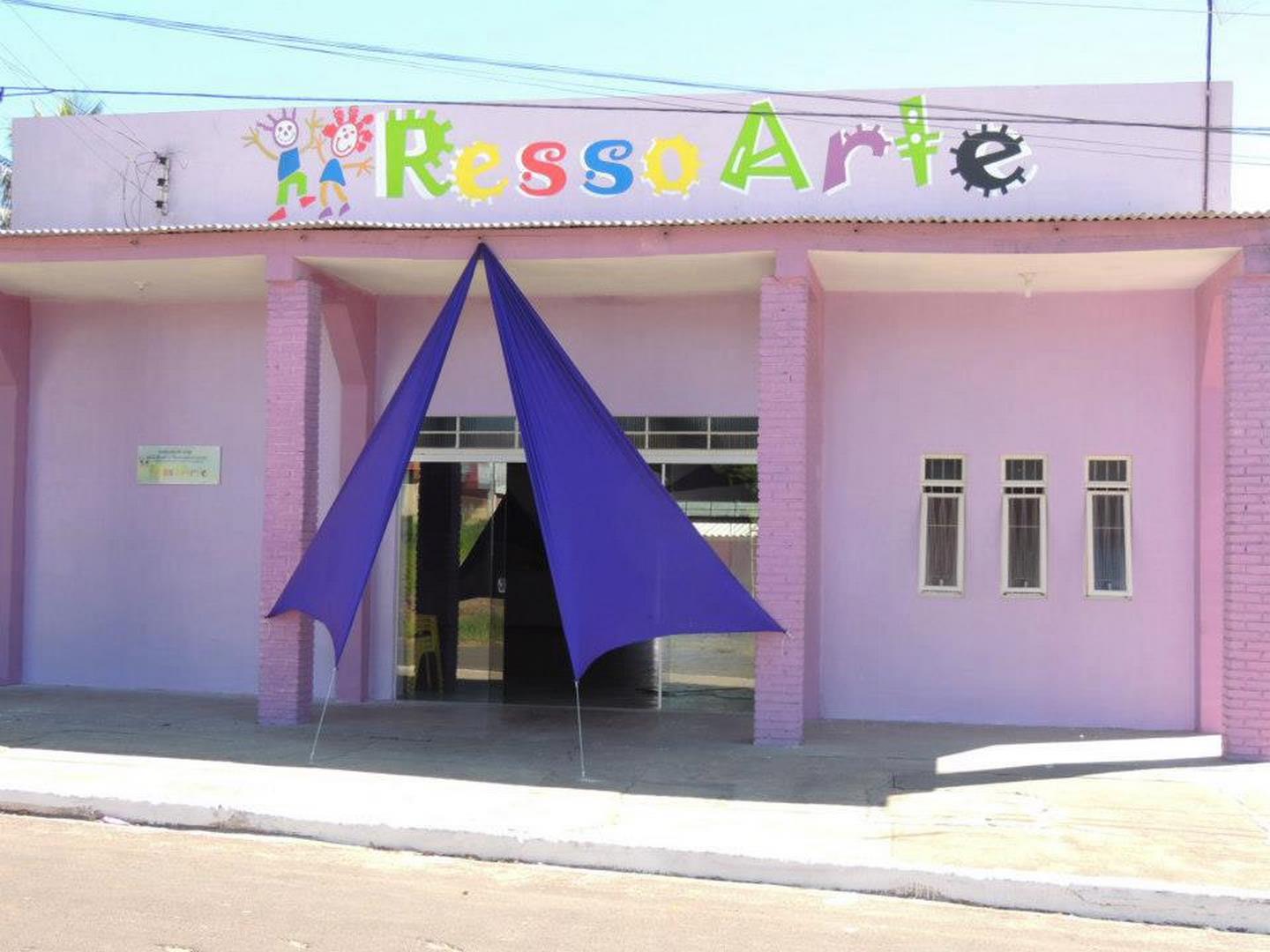 Fachada do Ressoarte, organização que oferece atividades híbridas de arte, cultura e eduação a indígenas no interior sul-mato-grossense. Foto: Reprodução