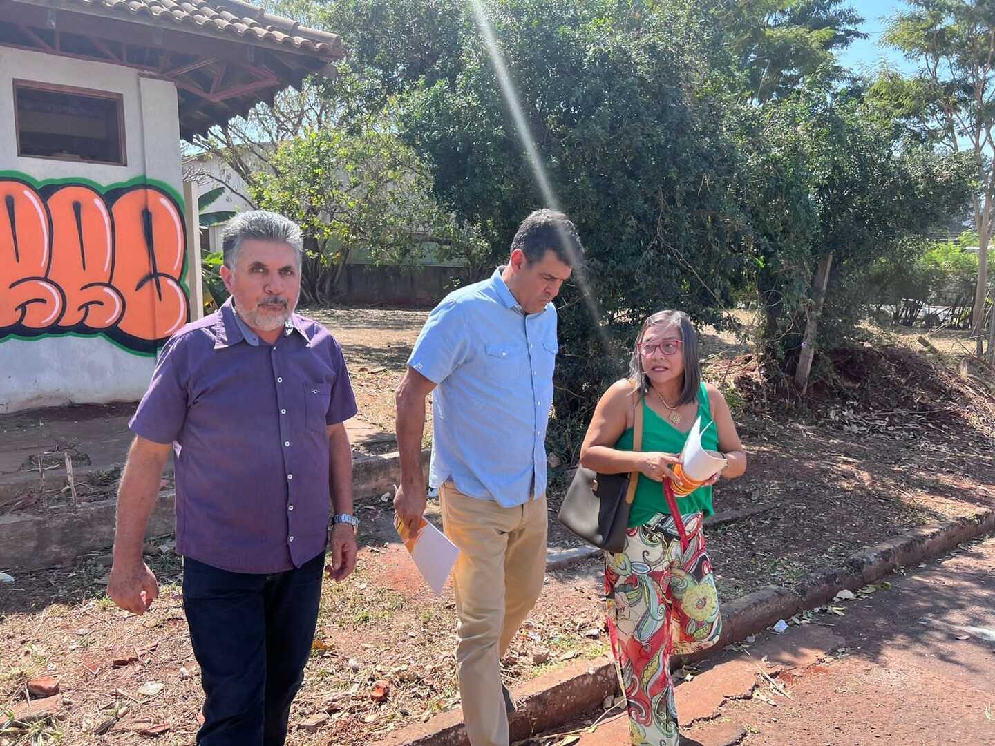 (imagem de arquivo) - Cabral à esquerda durante visitação a terrenos no Cabreúva junto a Beto Avelar. Foto: Redes 