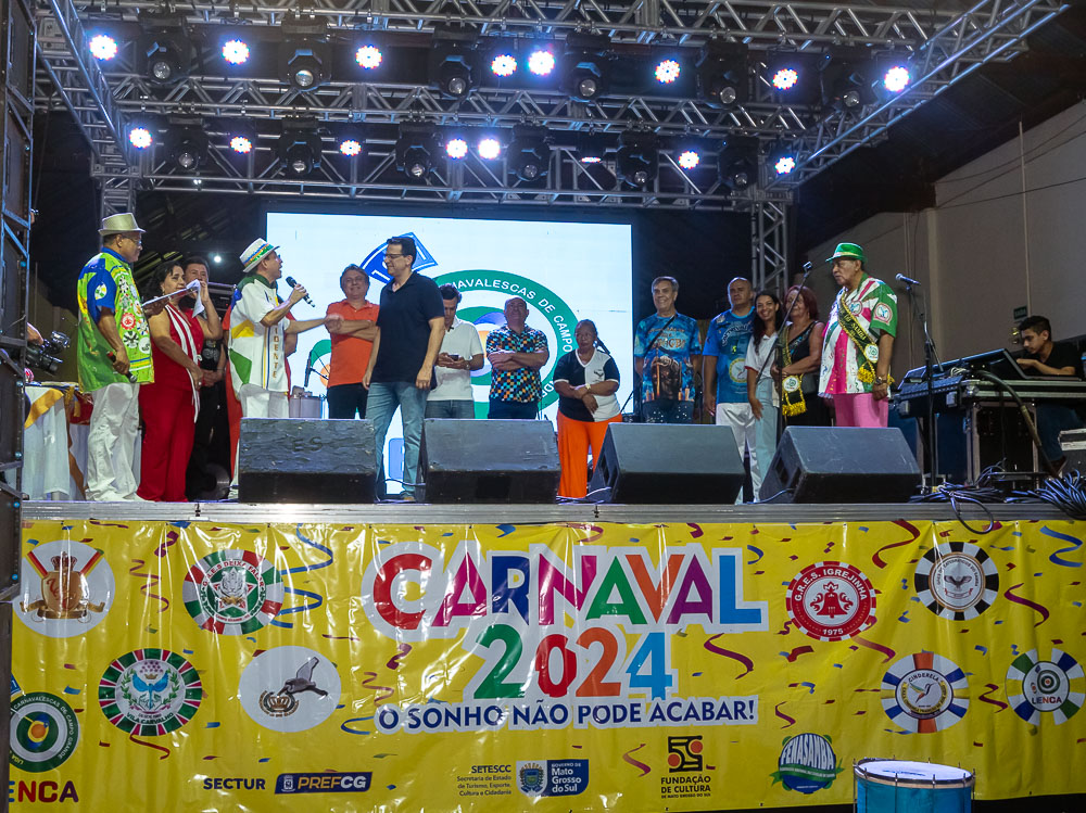 O presidente da Lienca CG ao microfone. Edu Mendes à frente, durante o lançamento do Carnaval 2024 em Campo Grande. Foto: Tero Queiroz 