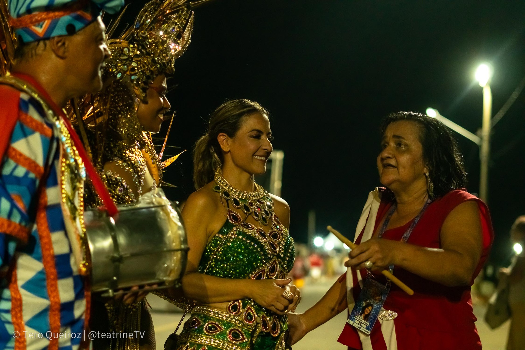 (13.fev.24) - A presidente da Igrejinha durante conversa com a senadora Soraya Thronicke ao final do desfile da escola de samba em Campo Grande. Foto: Tero Queiroz 