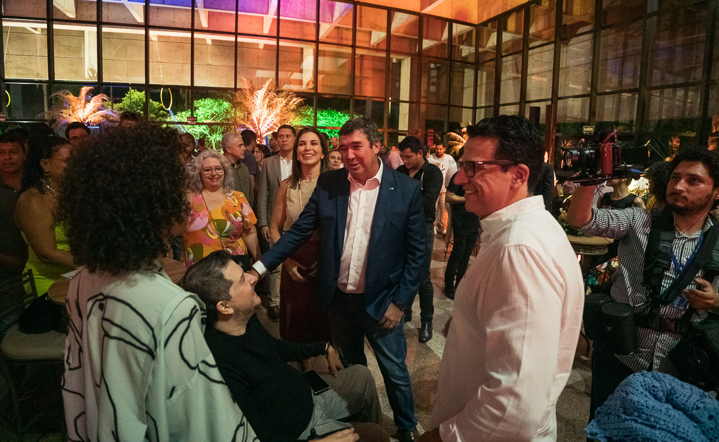 (5.fev.24) - Eduardo Mendes e Riedel cumprimentam o cineasta Ricardo Câmara e a atriz Beatrice Sayd. Foto: Tero Queiroz