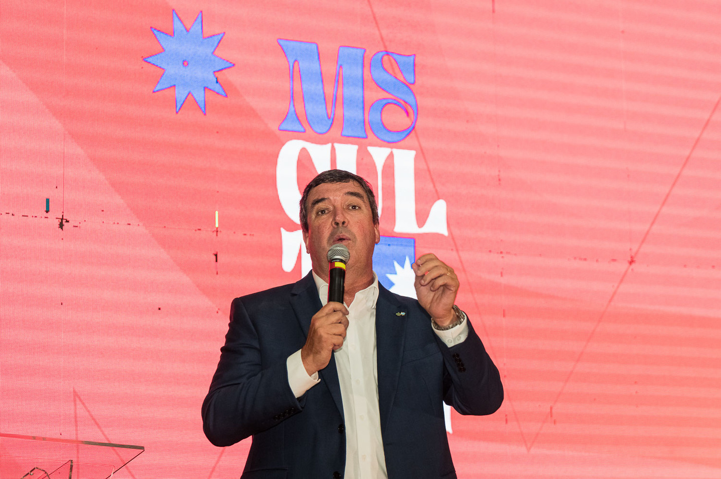 (5.fev.24) - O governador Eduardo Riedel discursou no lançamento do MS Cultural, mas não quis falar à imprensa. Foto: Tero Queiroz