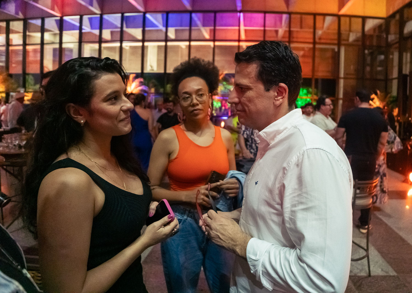 (5.fev.24) - A presidente do Fórium de Cultura (FESC/MS), Angela Montealvão (à esquerda), a integrante do FESC, Jéssica Candido (ao centro) e o diretor Eduardo Mendes (à direita), discutindo logo após a apresentação da lista de ações do MS Cultural. 