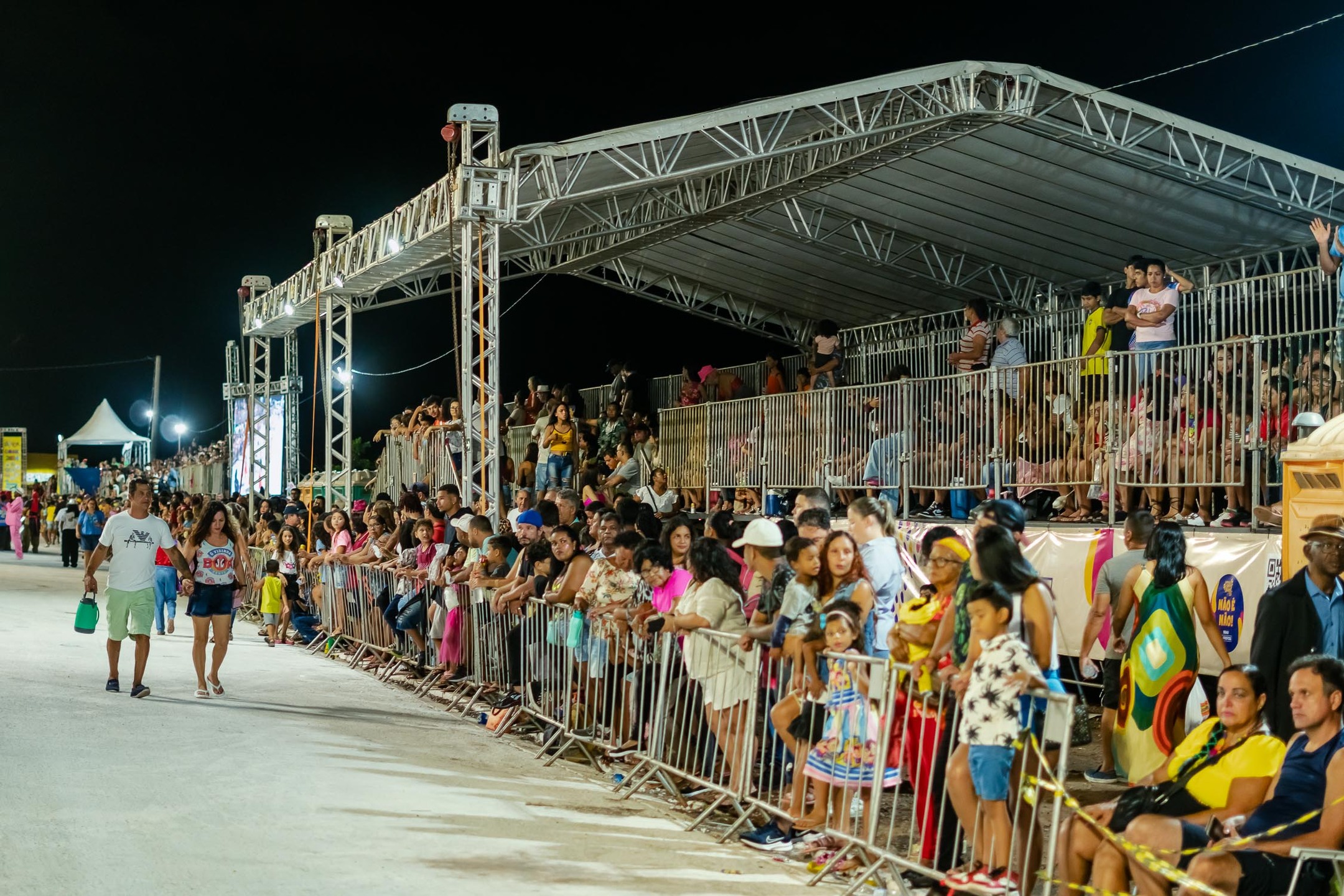 (12.fev.24) - A Sectur ofereceu cobertura arquibancadas ao público que prestigia o desfile carnavalesco em Campo Grande (MS). Foto: Tero Queiroz