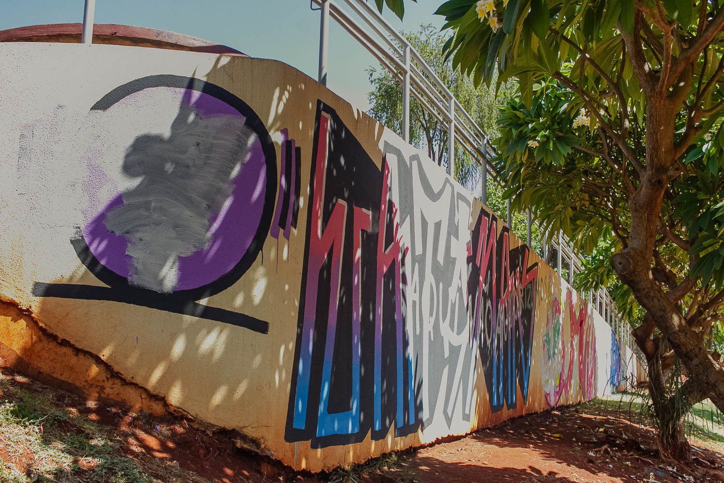 (1.fev.24) - Mural feito por Thais Maia, Karol e Gabriel GB foi alvo de ataque e descaracterização na Orla Morena, em Campo Grande (MS). Foto: Tero Queiroz