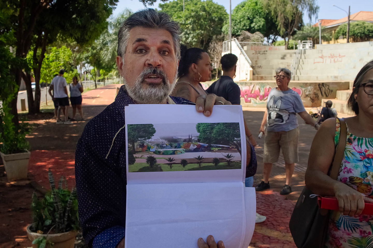 (1.fev.24) - Eduardo Cabral mostra croqui de projeto que seria feito no palco e espaços utilizados para o mural de Thais Maia na Orla Morena. Foto: Tero Queiroz