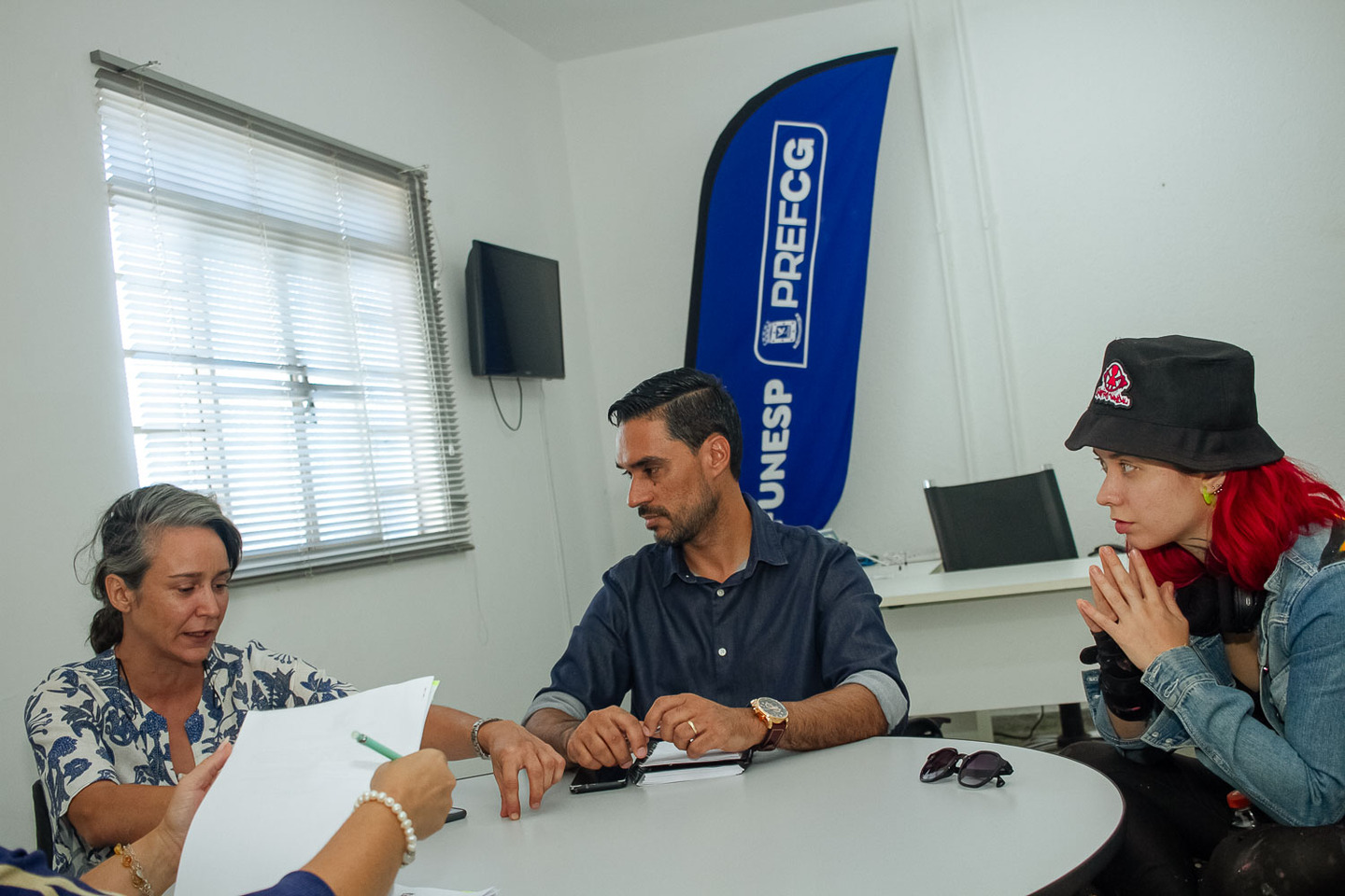 (2.fev.24) - Artista visual Thais Maia e liderança da Feira São Chico, que acontece na Orla Morena, em reunião com diretor-presidente da Funesp. Foto: Tero Queiroz