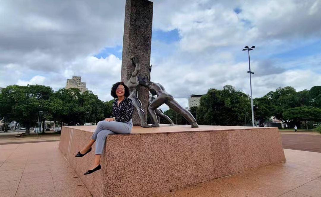 A secretária de Cultura de Goiás Yara Nunes posa para foto na Praça Cívica, no centro de Goiânia.  Foto: Redes 