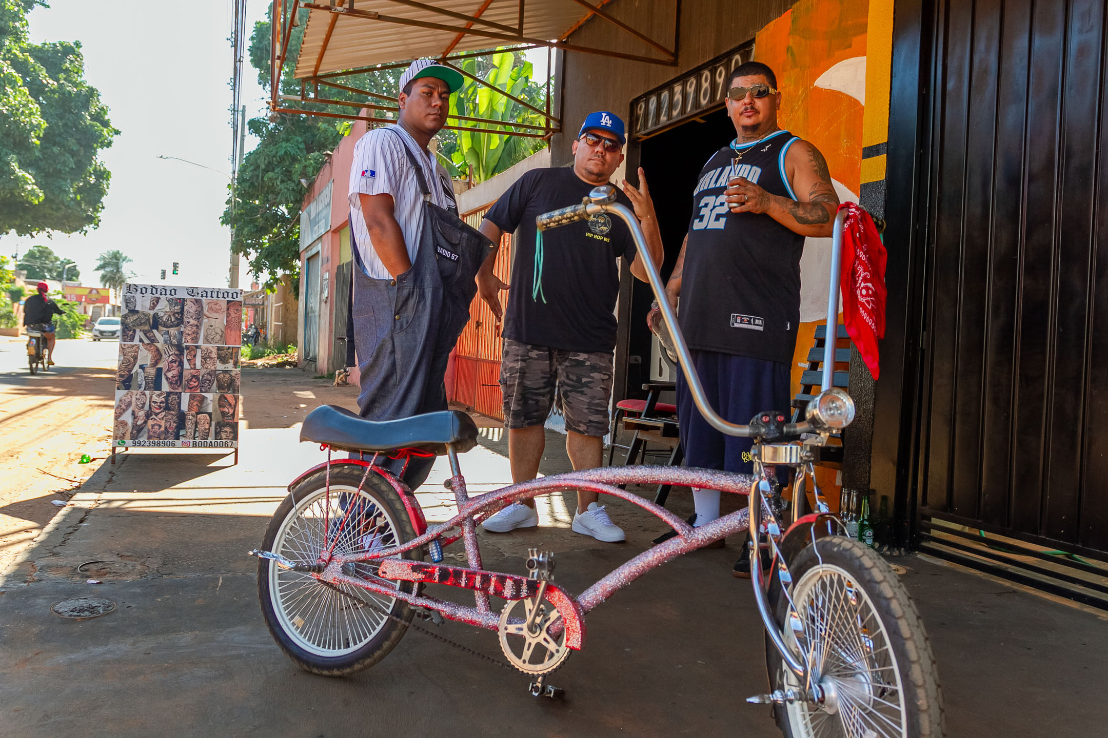 (29.fev.29) - Da esquerda para a direira: Snoop, Mano BR e Bodão próximo a uma bike costumizada pela crew. Foto: Tero Queiroz