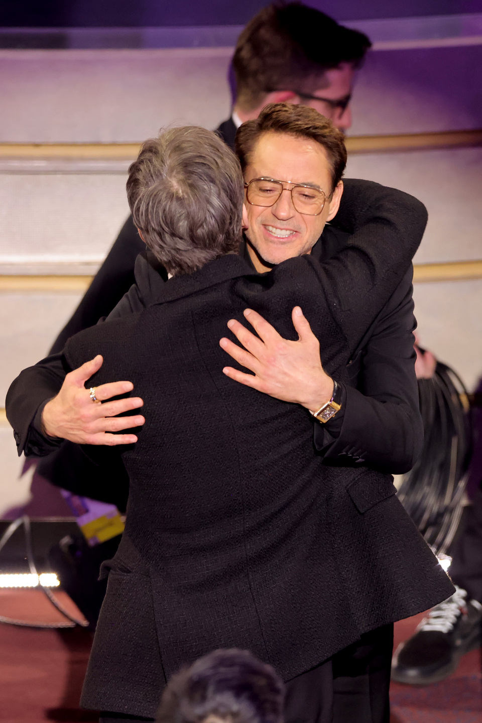 Ator Robert Downey Jr. abraça mebro da equipe de Oppenheimer no Oscar 2024. Foto: etonline.com