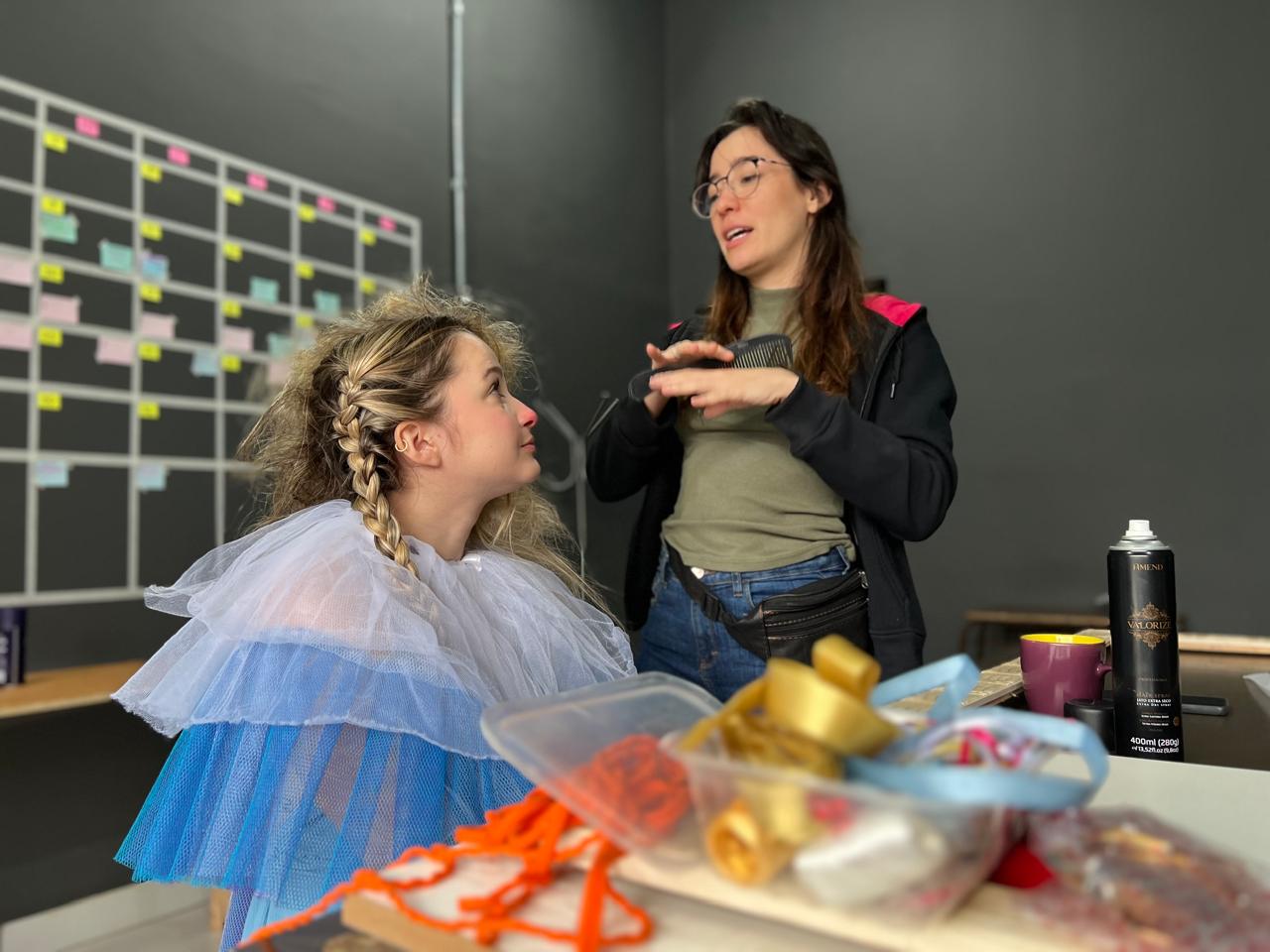 (11 de agosto de 2023)  Ligia e Gabriela durante gravação do 'Esquetes Roémeu e Juédela', onde a Lígia dirigiu, fez a minha maquiagem e cabelo. Crédito: Jessica Santos.