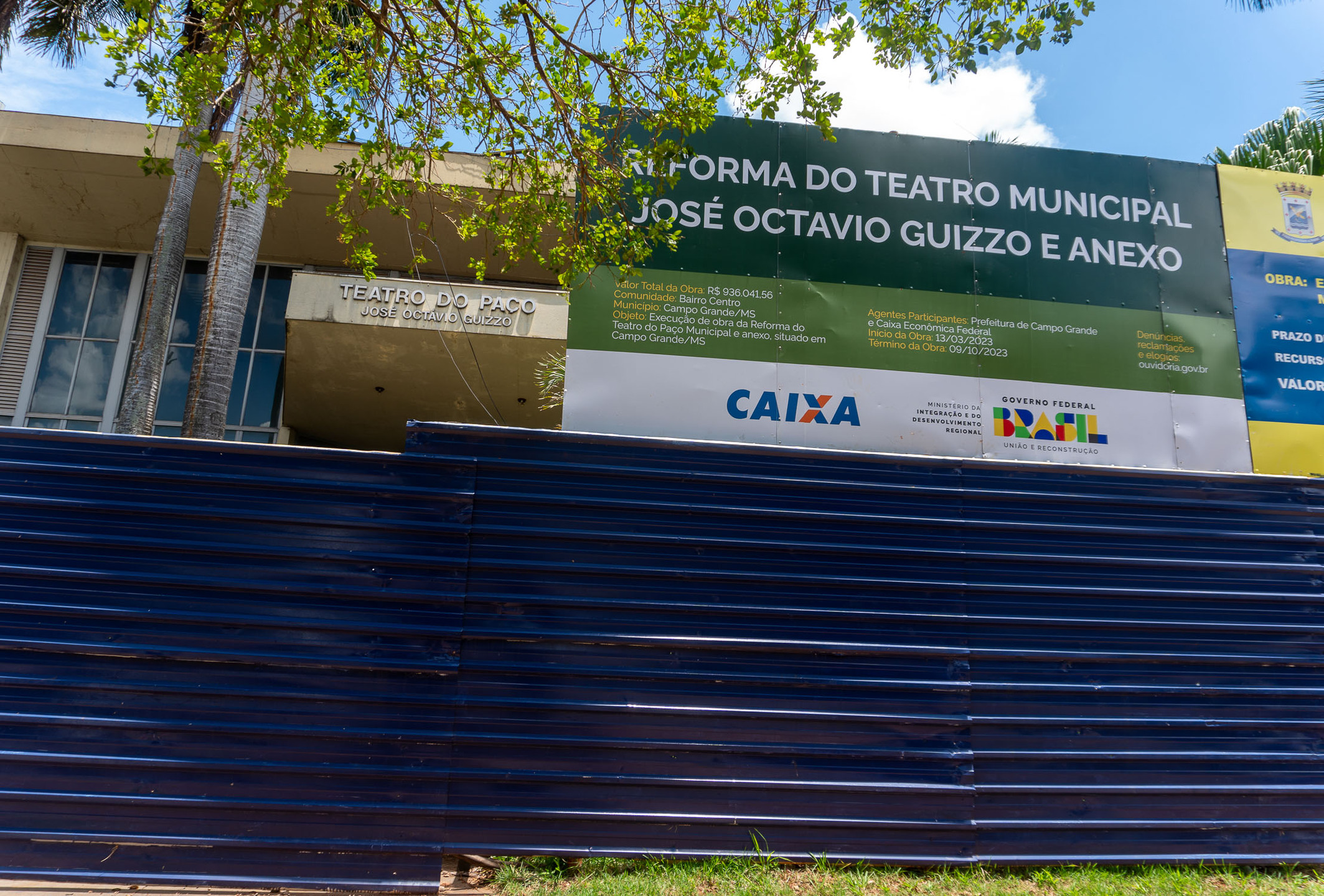 Placa mostra que a obra está bastante atrasada. Foto: Tero Queiroz 