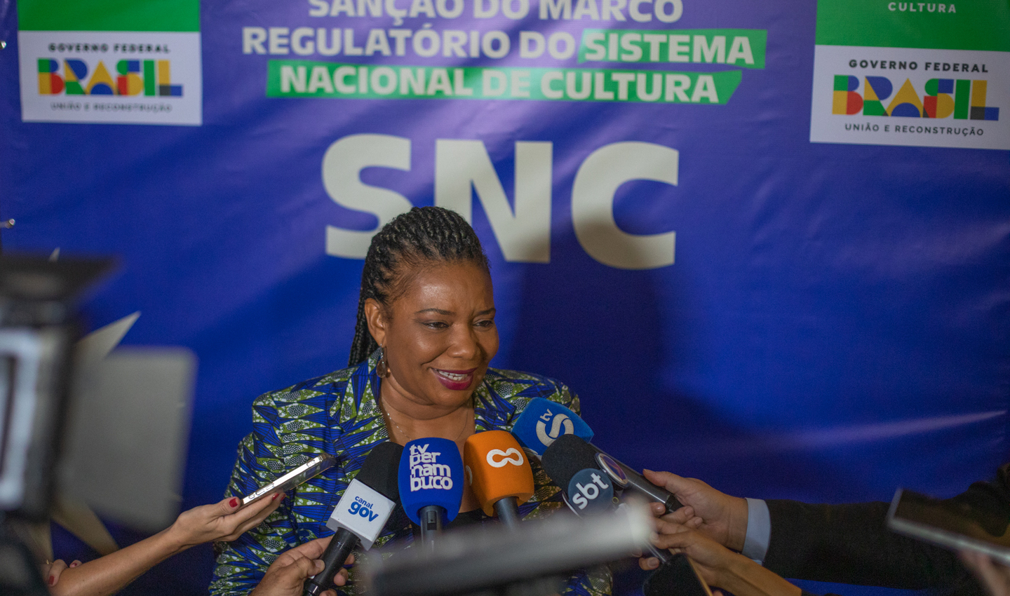 (01.04.24) - A ministra Margareth Menezes em coletiva à imprensa após a sanção do marco regulatório do Sistema Nacional de Cultura. Foto: Filipe Araújo / MinC