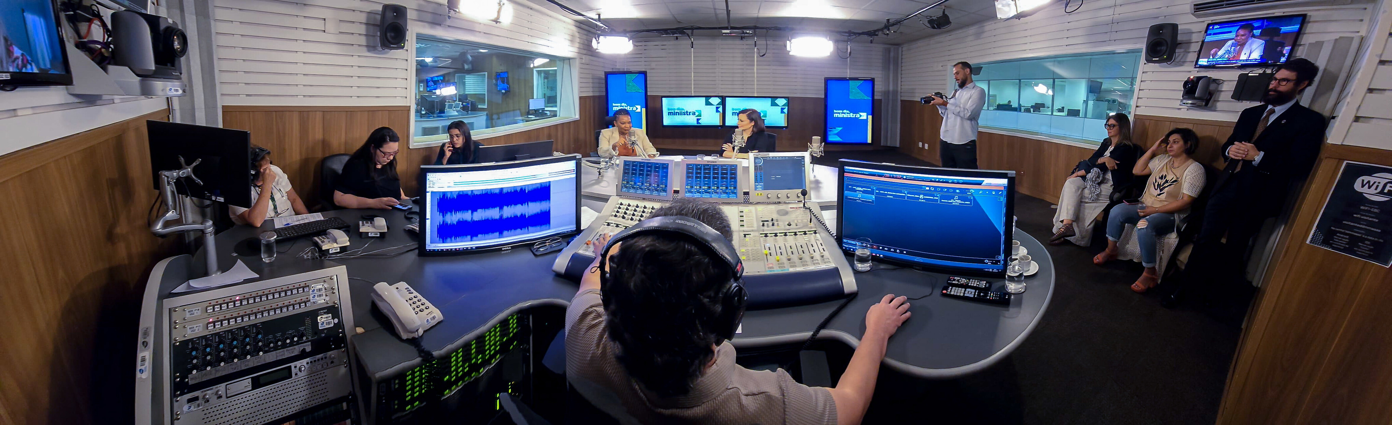 24/04/2024  A Ministra da Cultura, Margareth Menezes, durante entrevista no programa Bom Dia, Ministra, nos estúdios da EBC. Foto: Rafa Neddermeyer/ Agência Brasil