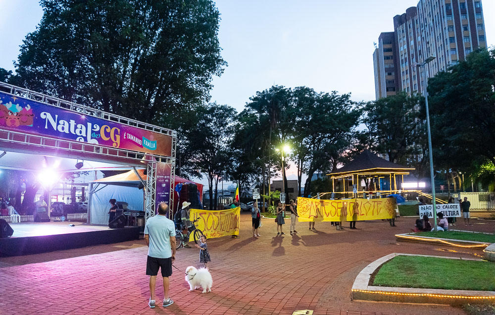 (15.dez.23) - Artistas protestam durante eventos natalinos na Praça Ary Coelho.  Foto: Tero Queiroz 