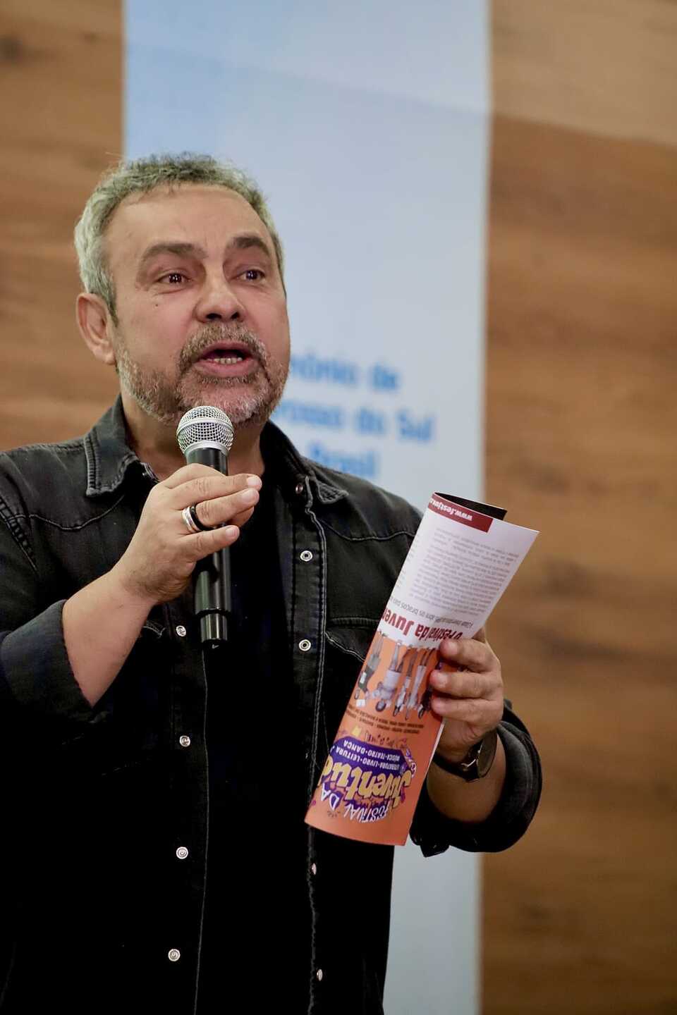 Nilson Rodrigues durante apresentação da programação oficial do Festjuv na UFMS. Foto: Reprodução