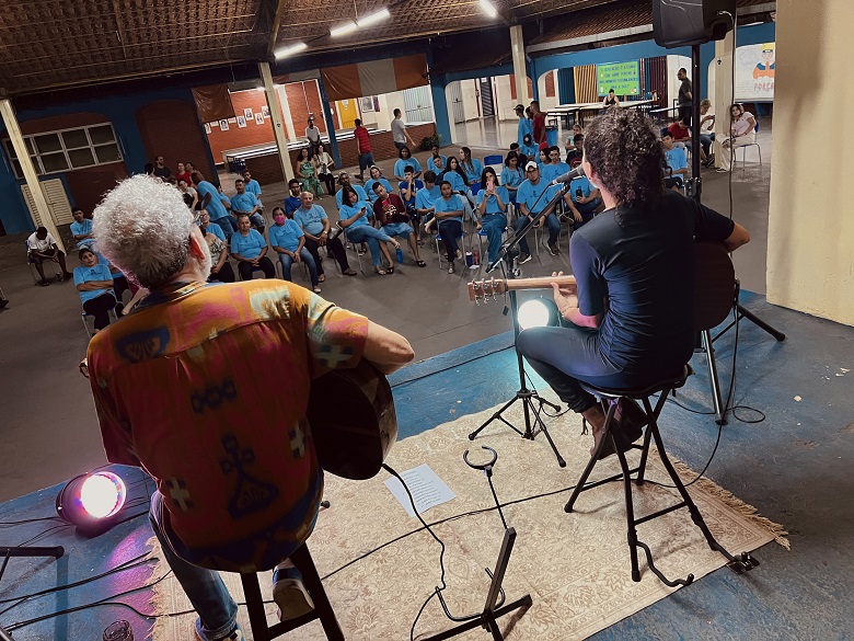 Alunos de escola pública recebem show de Ju Souc e Jerry Espíndola.  Foto: Reprodução