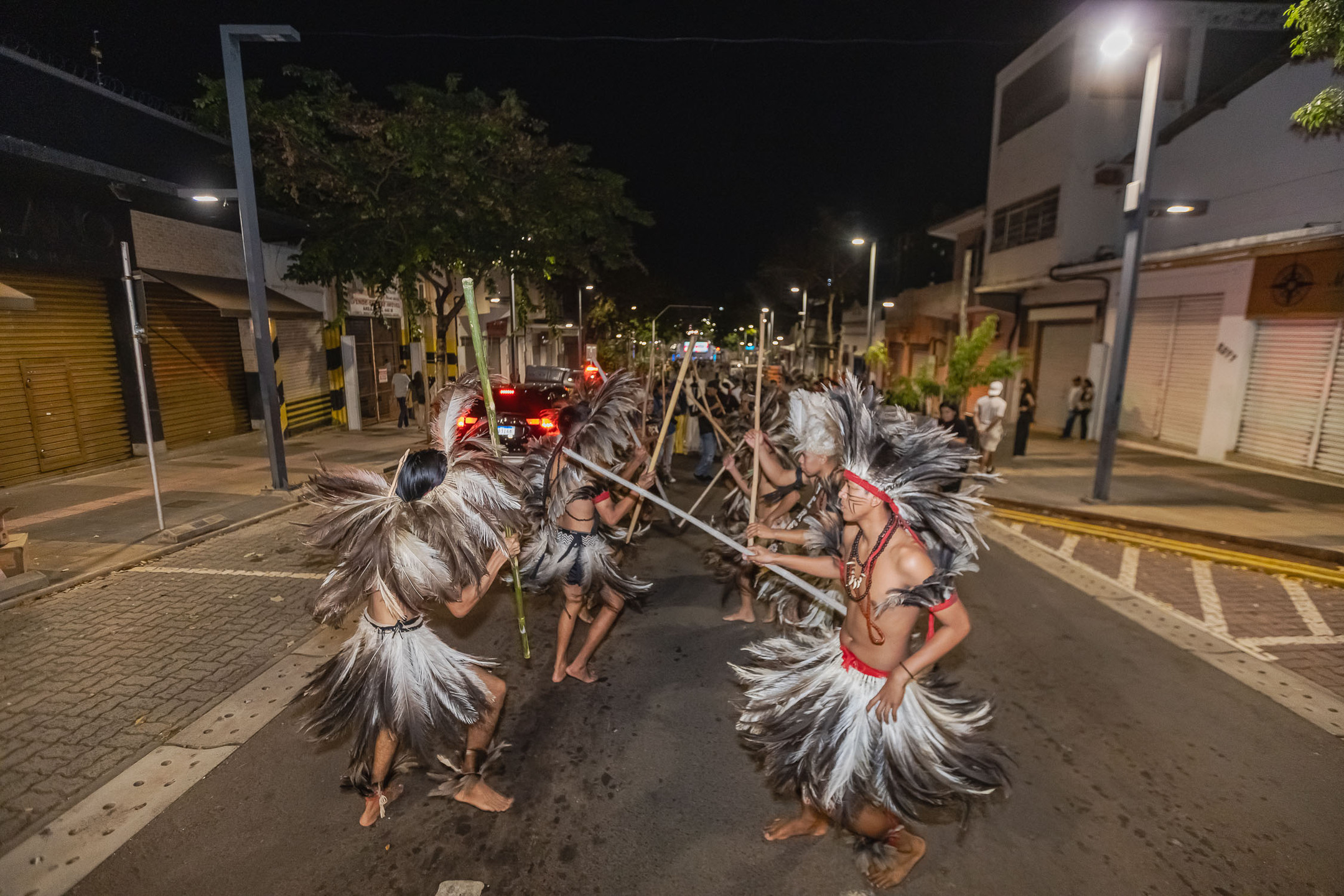 Grupo de dança indigena recepcionou a ministra dos Povos Indígenas, Sonia Guajajara com dança terena. Foto: Tero Queiroz 