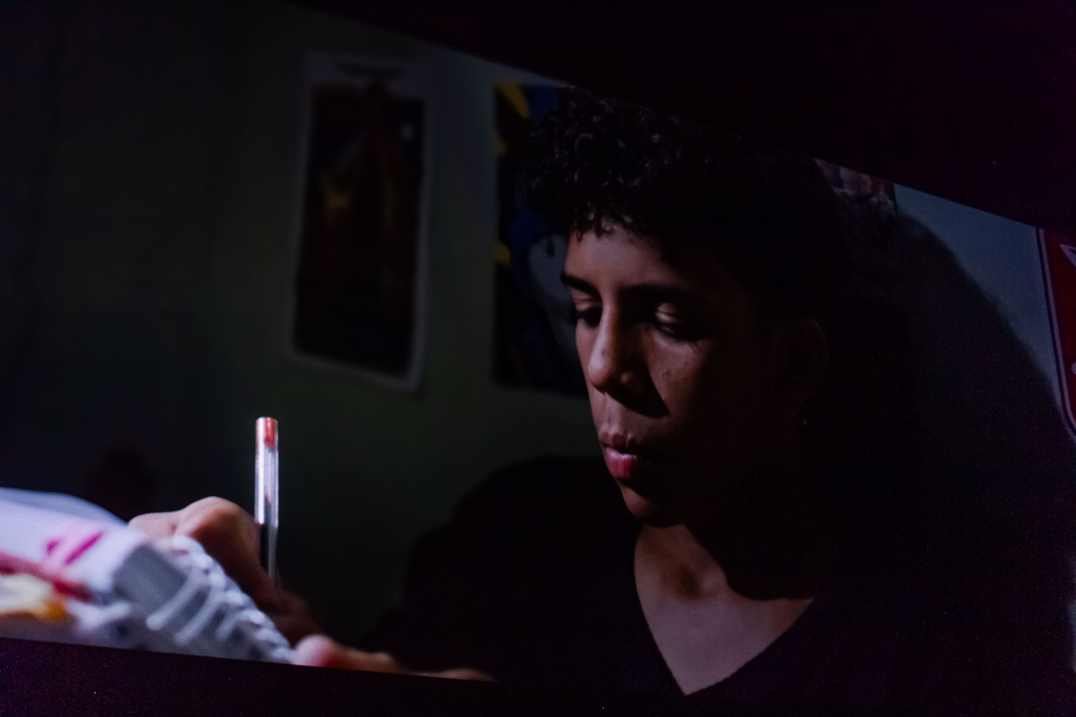 Silas Lopes em cena quando escreve uma carta para Bella no filme 'Quando Ele Chega'. Foto: Tero Queiroz S| Sessão Premirère