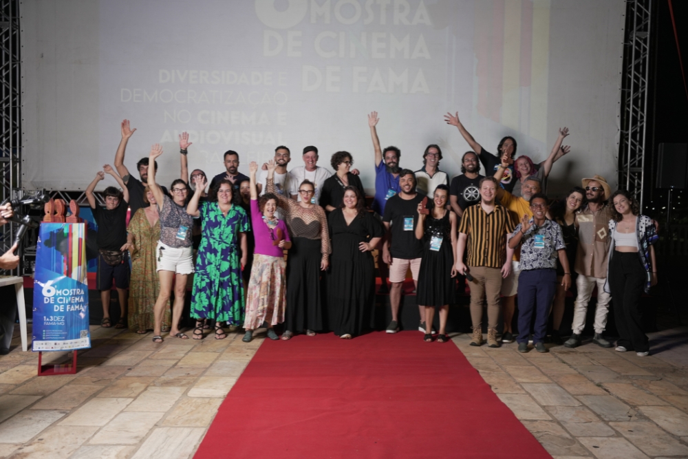 Participantes comemoram a 6.ª Mostra de Cinema de Fama.