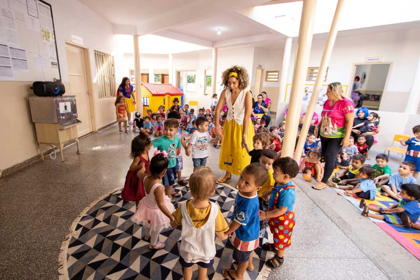 A brincante Giulia (Giulia Schröder) durante apresentação. Foto: Reprodução