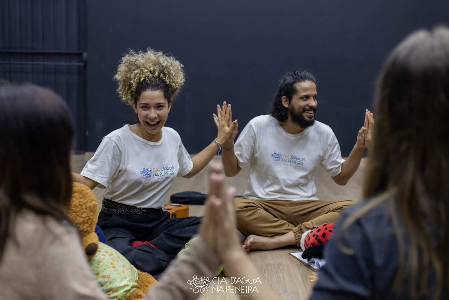 A brincante Giulia (Giulia Schröder) e o brincante Vini (Vinicius Rocha) durante oficina para educadores, artistas e profissionais da saúde. Encontros são na Casa de Ensaio. Foto: Reprodução