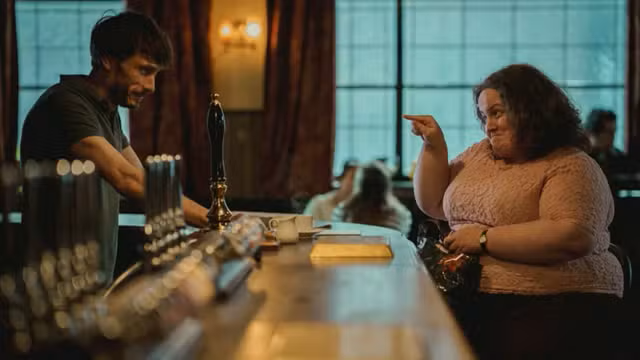 Bebê Rena começa com mulher solitária conhecendo personagem de Gadd no bar onde ele trabalha  Foto: Divulgação/Netflix/via BBC