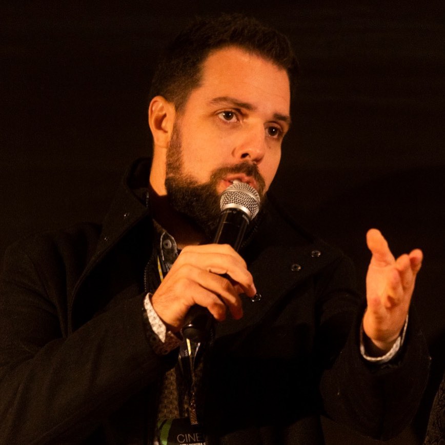 Camilo Cavalcanti, co-diretor do longa "Belchior - Apenas um Coração Selvagem", durante o debate após a sessão do filme na Mostra CineOP. Foto: @fotoleolara