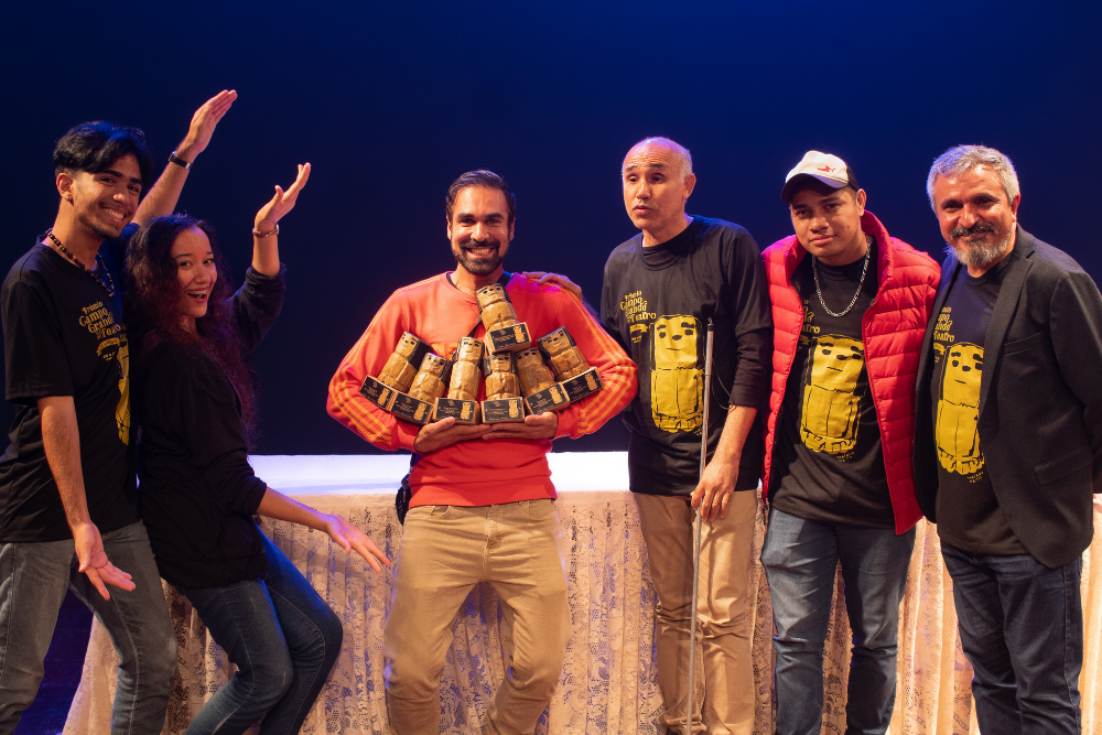 Alexandre Melo, e parte do elenco e equipe do espetáculo premiado no 'Festival Campo Grande ao Teatro'. Foto: Tero Queiroz 