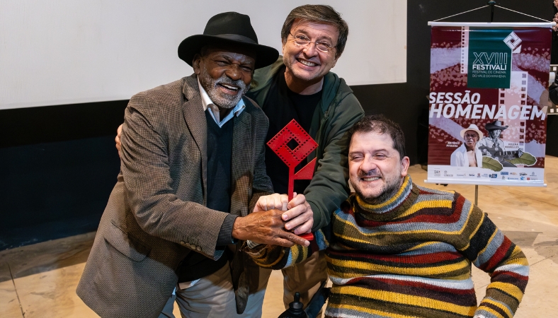 Da esquerda para a direita: o homenageado do 18º FESTIVALI, ator e diretor Antônio Pitanga. O curador do FESTIVALI, cineasta Joel Pizini e o diretor do FESTIVALI, Ricardo Câmara. Foto: Elis Regina