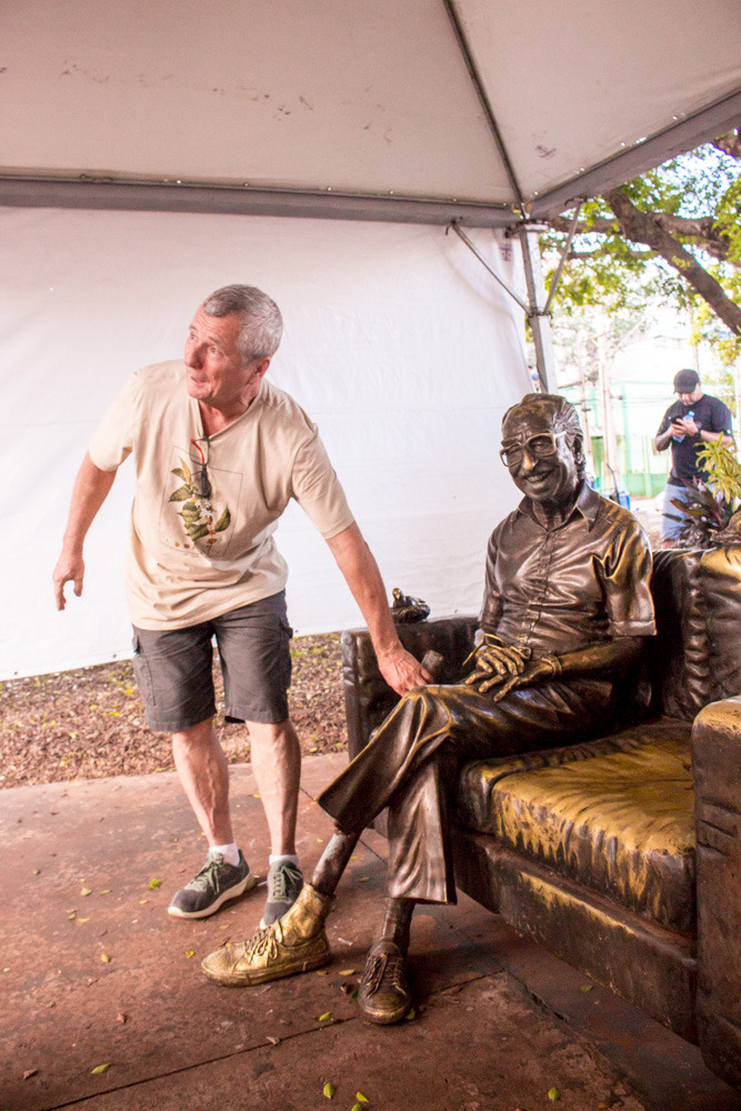 Ique e a escultura do poeta Manoel de Barros pós restauro. Foto: Daniel Reino