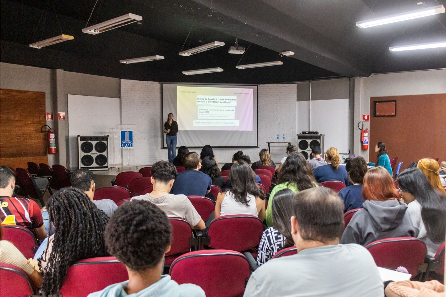 Camila Zanin ministra aula formativa de combate a fake news na UFMS. Foto: Holofote Stúdios - Jéssica Kawaminami e Henrique Kawaminami 