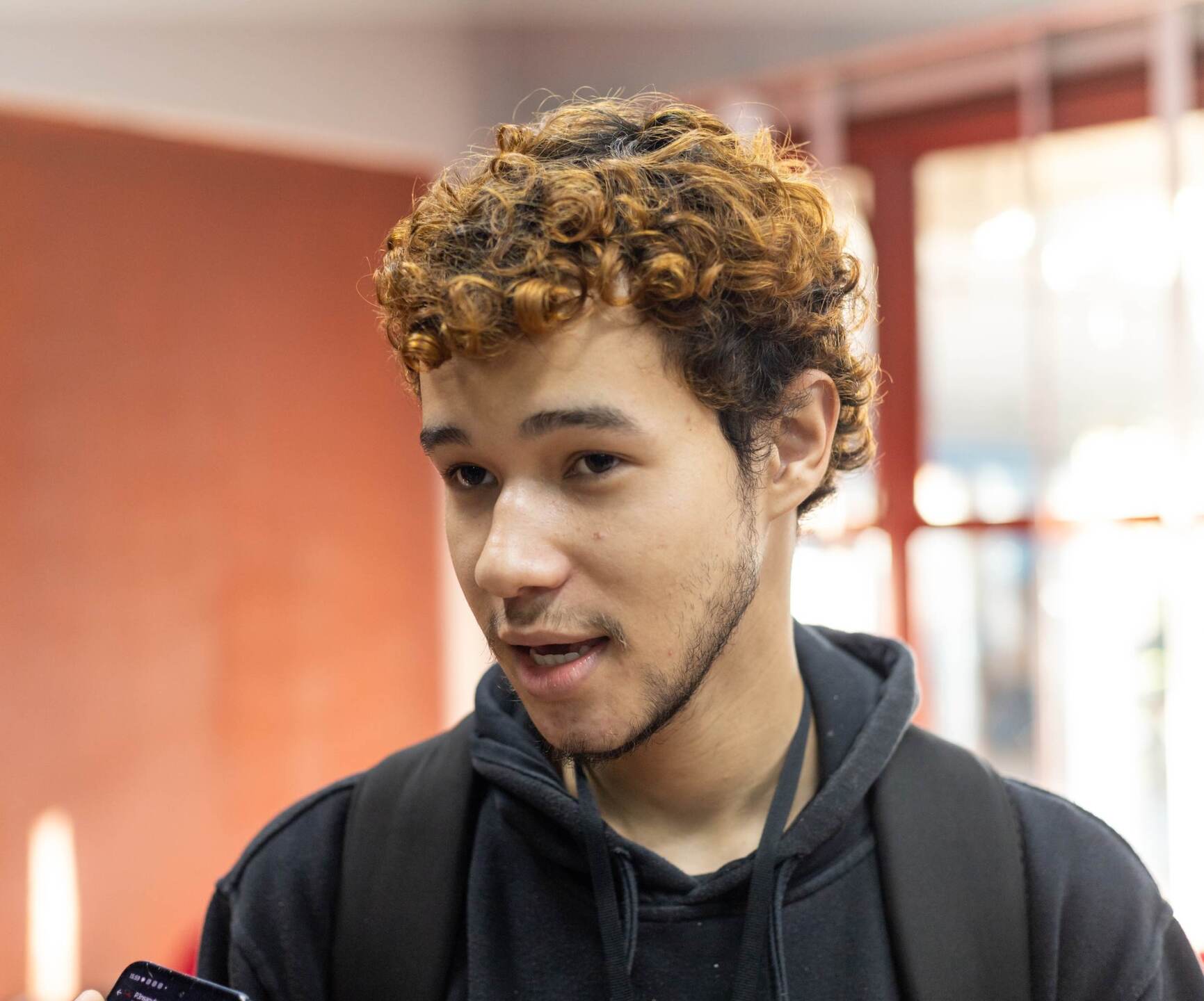 O acadêmico de jornalismo Pedro Vyeyra, de 19 anos, integrante da Agência Veracidade da UFMS. Foto: Henrique Kawaminami 